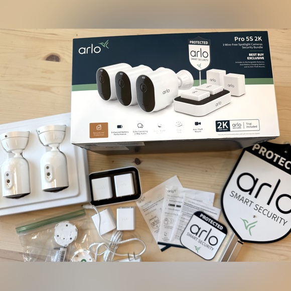 Arlo Pro 5S 2K 3 Camera Indoor/Outdoor Wireless Security 3 pack Bundle- white! - Picture 1 of 8